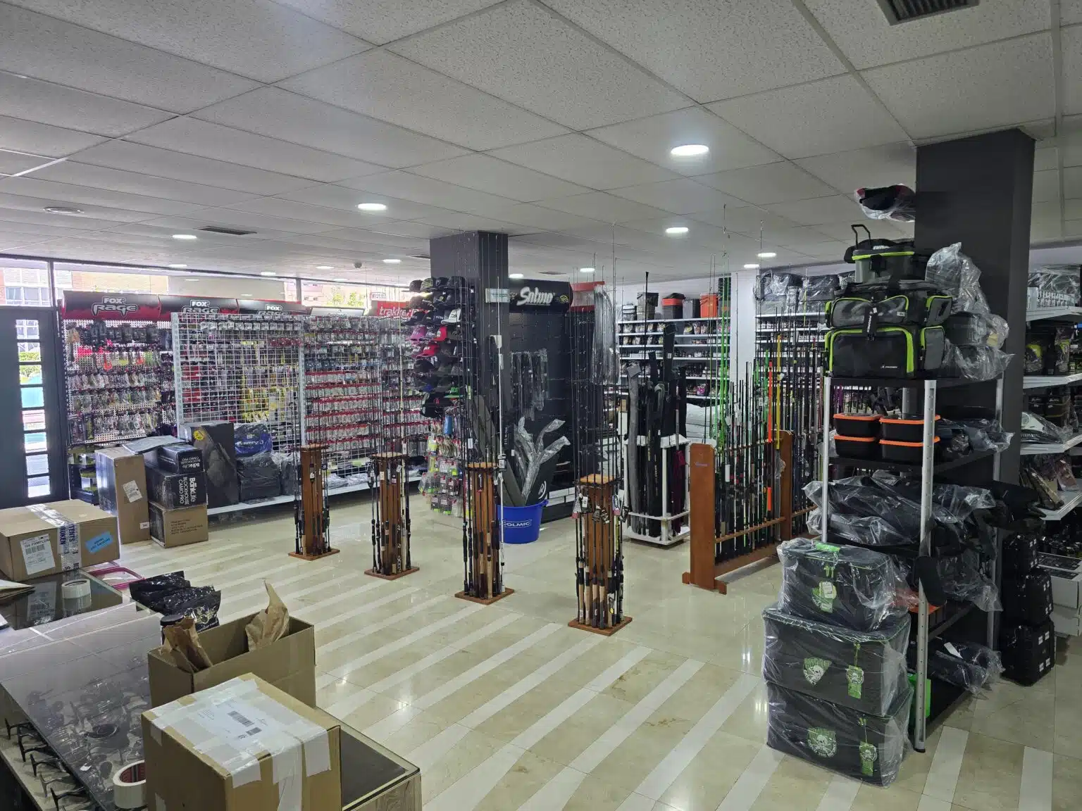 El interior de nuestra tienda de pesca en Villava