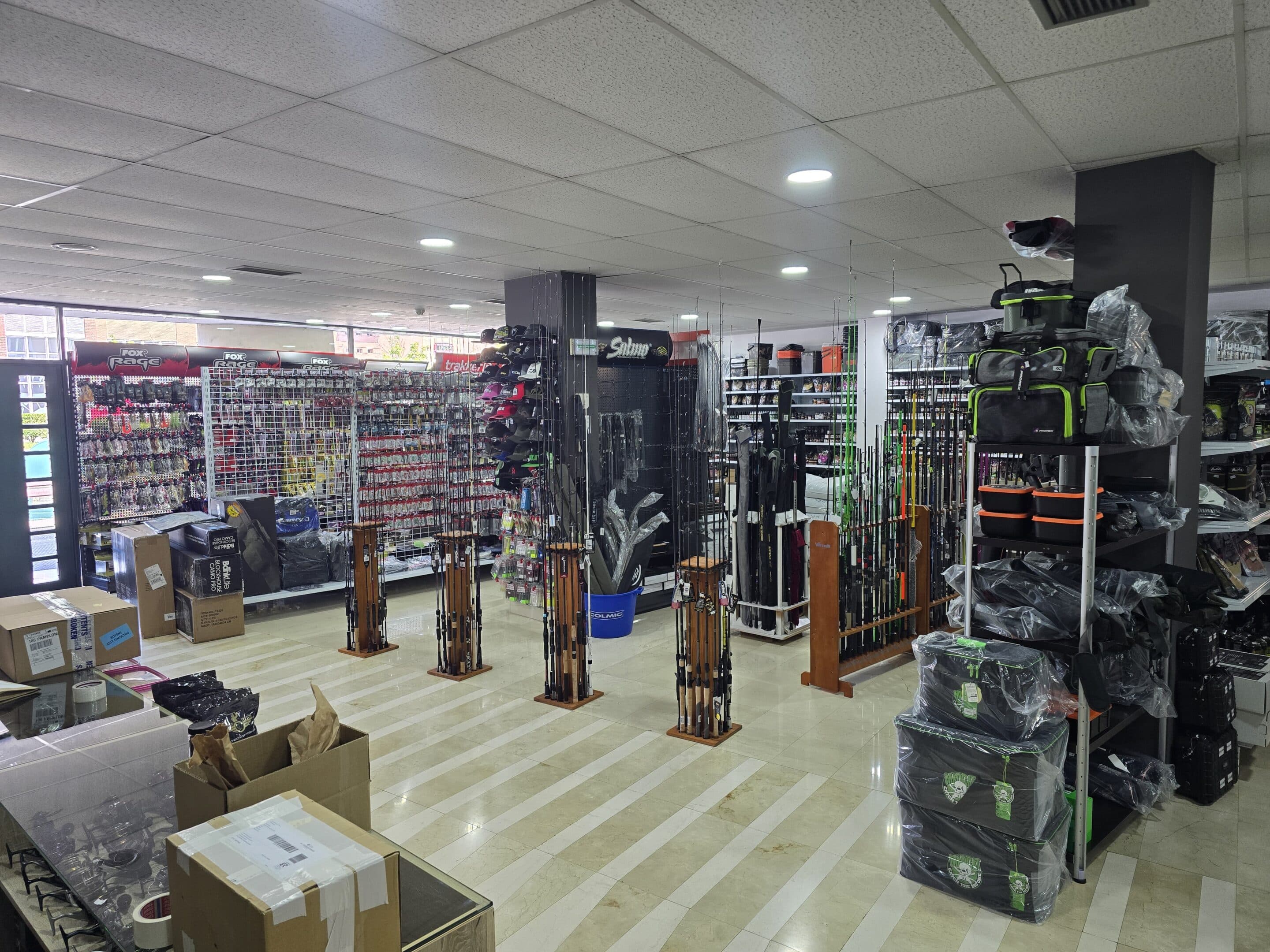 Interior de Iruña Fishing con las exposiciones de material de pesca