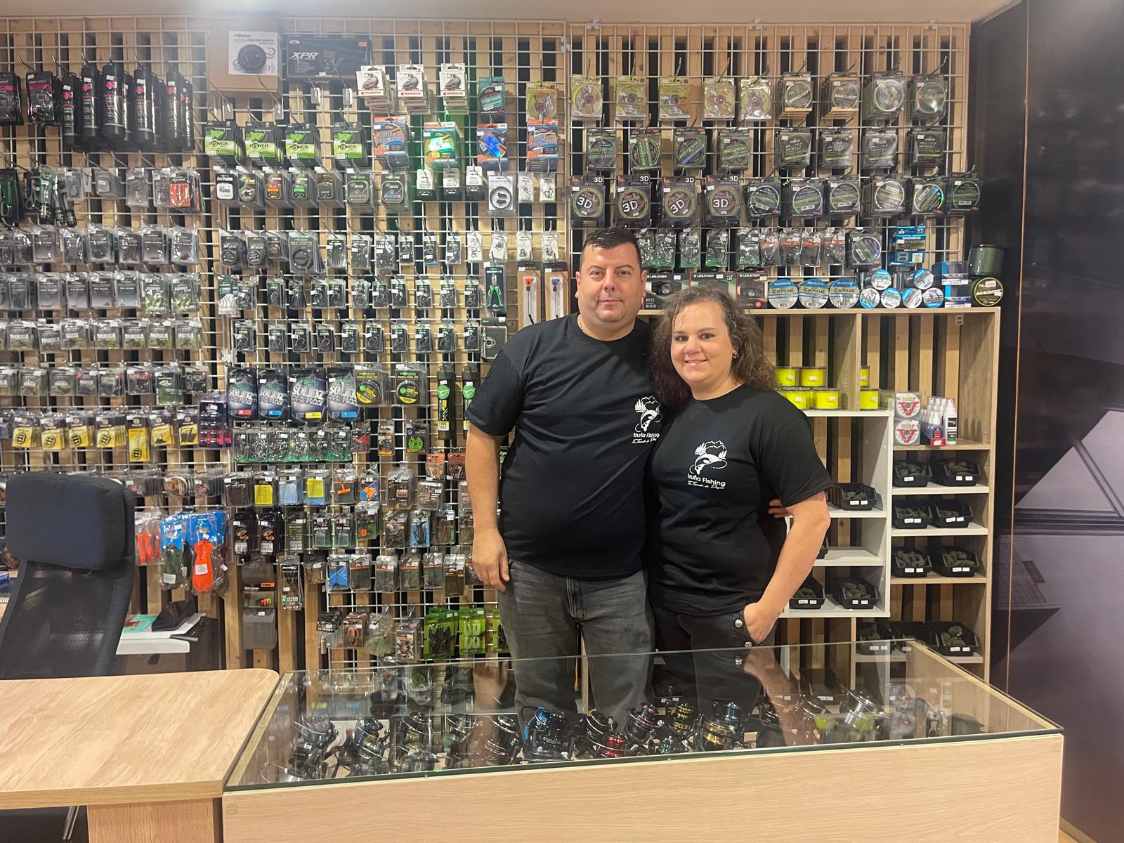 El equipo de Iruña Fishing detrás del mostrador